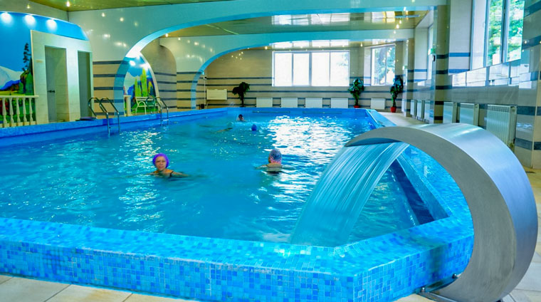Плавание в бассейне  санатория Виктория в Кисловодске