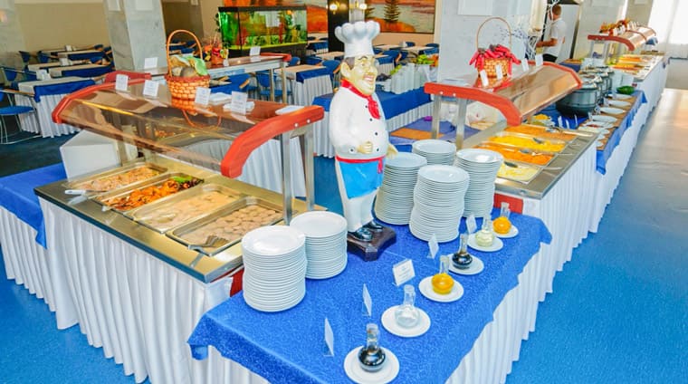 Питание по системе «шведский стол» в зале «Сапфир» санатория Виктория в Кисловодске