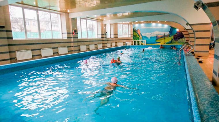 Лечебное плавание в бассейне санатория Виктория в Кисловодске