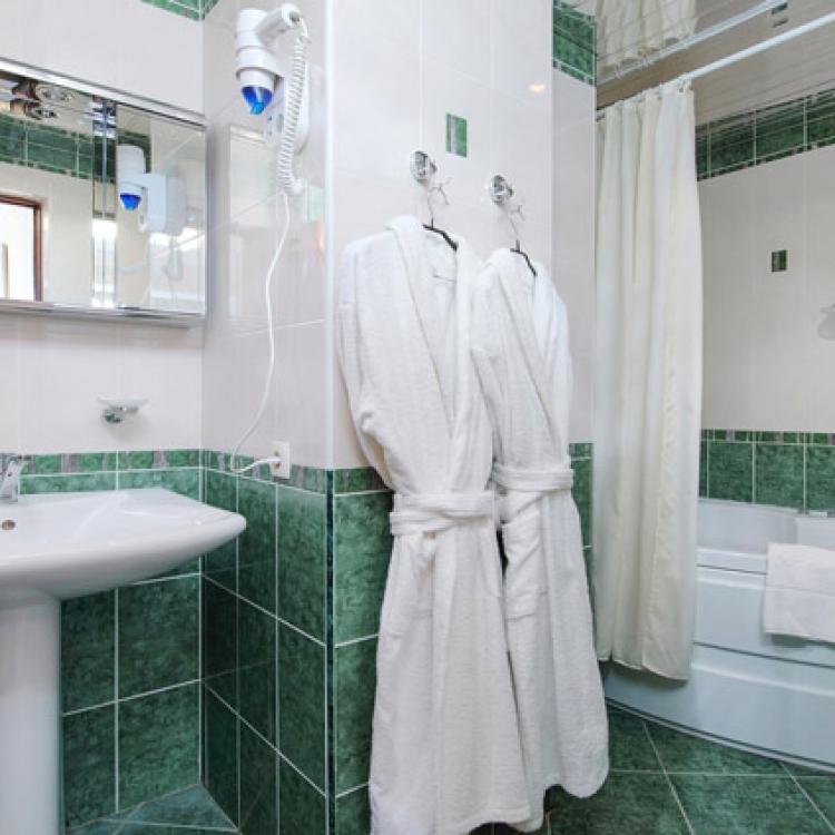 Ванная комната в 2 местном 2 комнатном Люксе Повышенной Комфортности санатория Виктория в Кисловодске